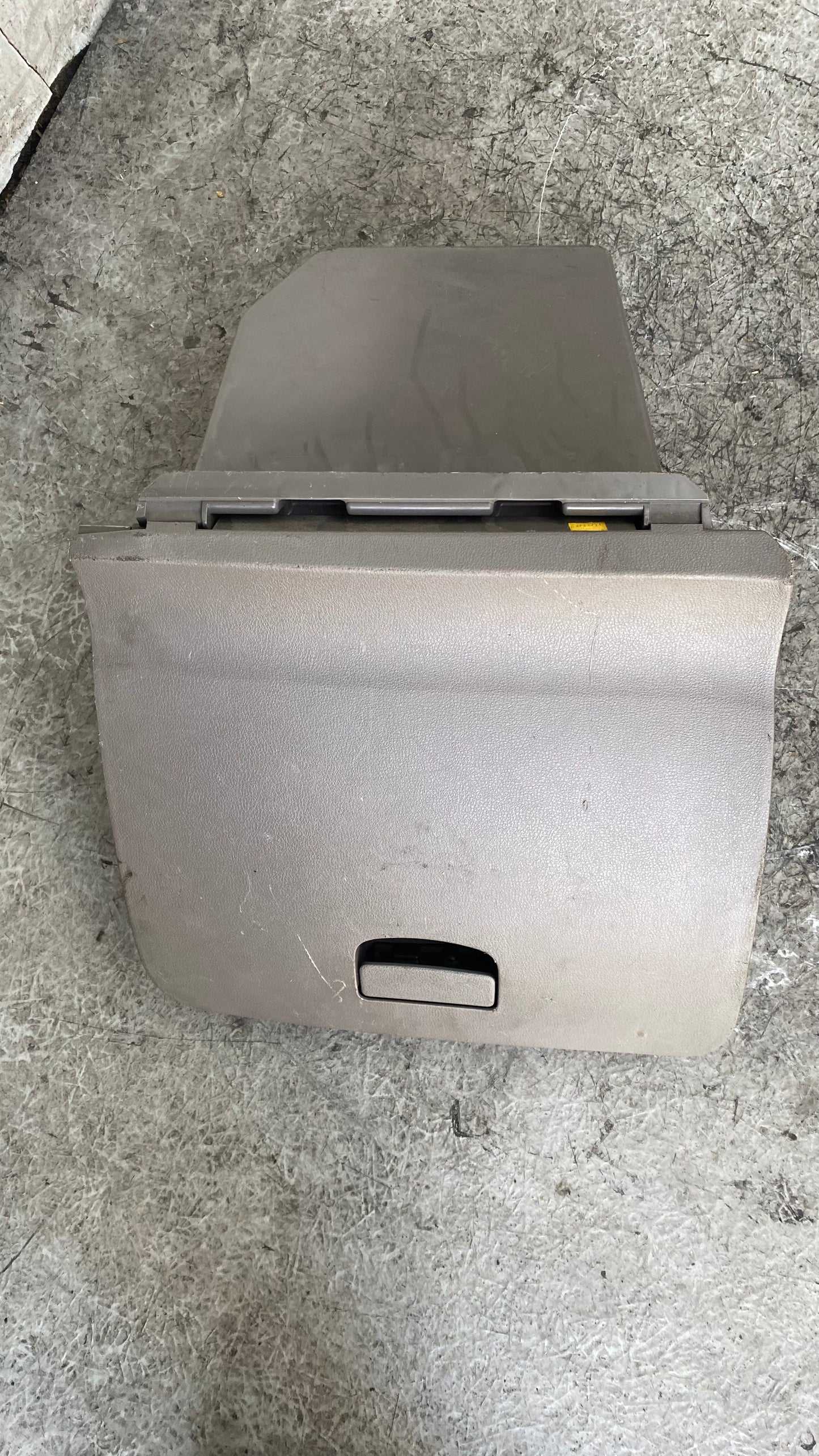 GUANTERA NISSAN VERSA 2012