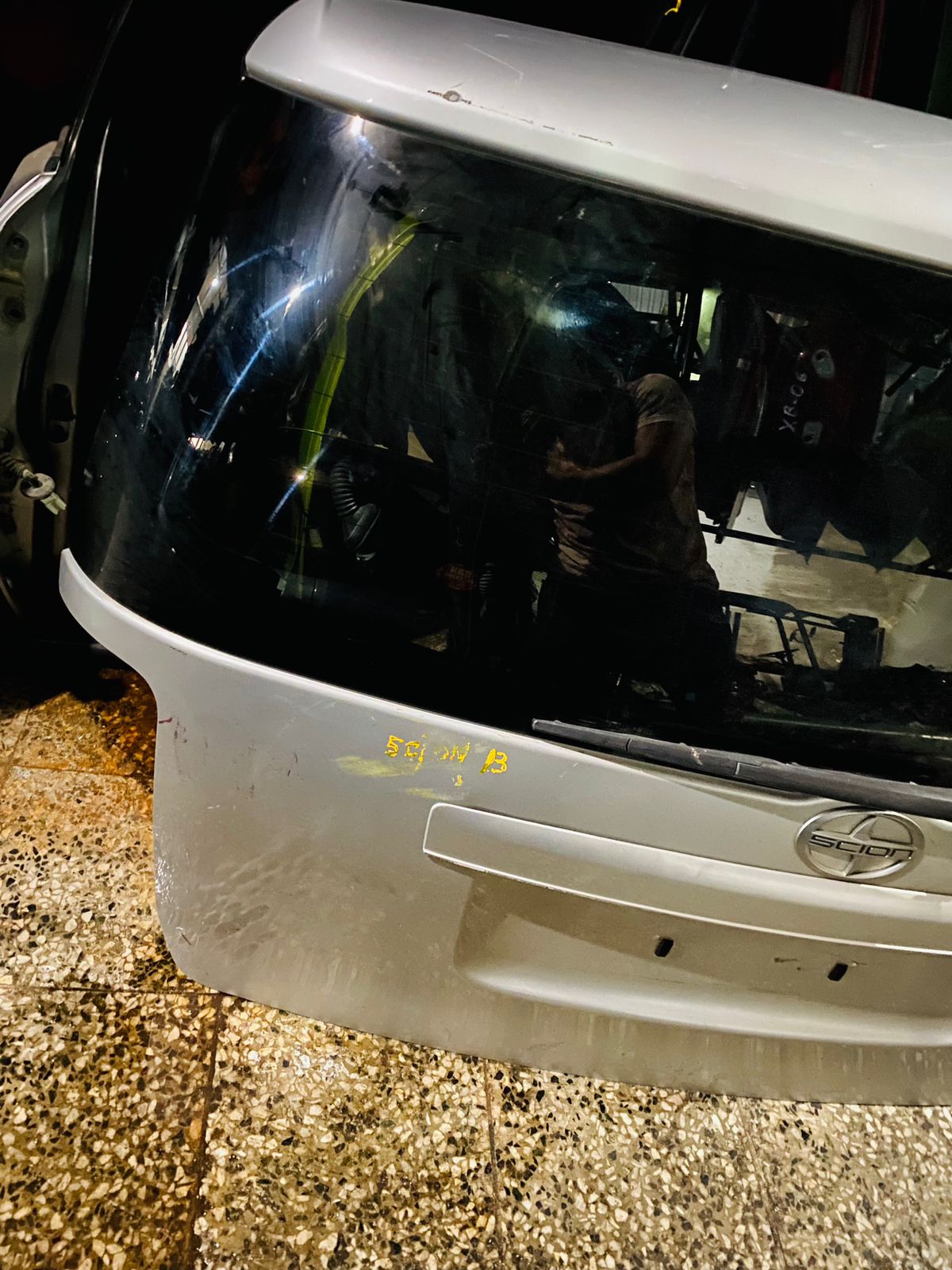 COMPUERTA DE SCION XB 2008 - 2013