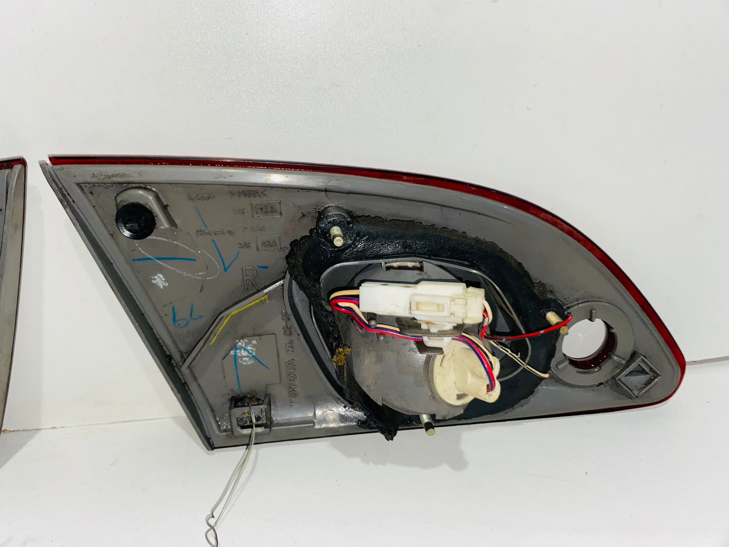 STOP DE BAÚL PARA TOYOTA COROLLA (1998-2002)