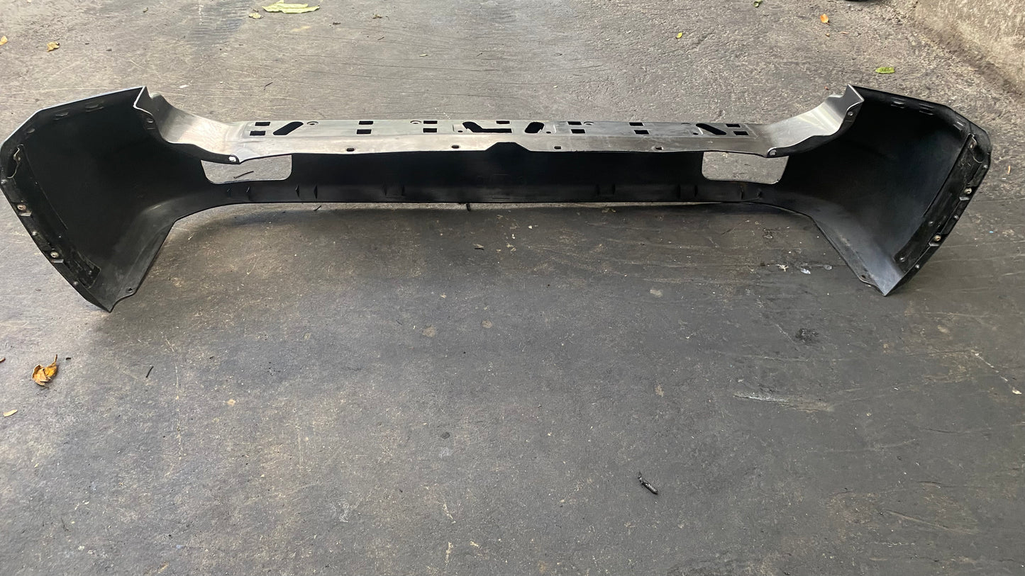 BUMPER TRASERO MITSUBISHI MONTERO 2003