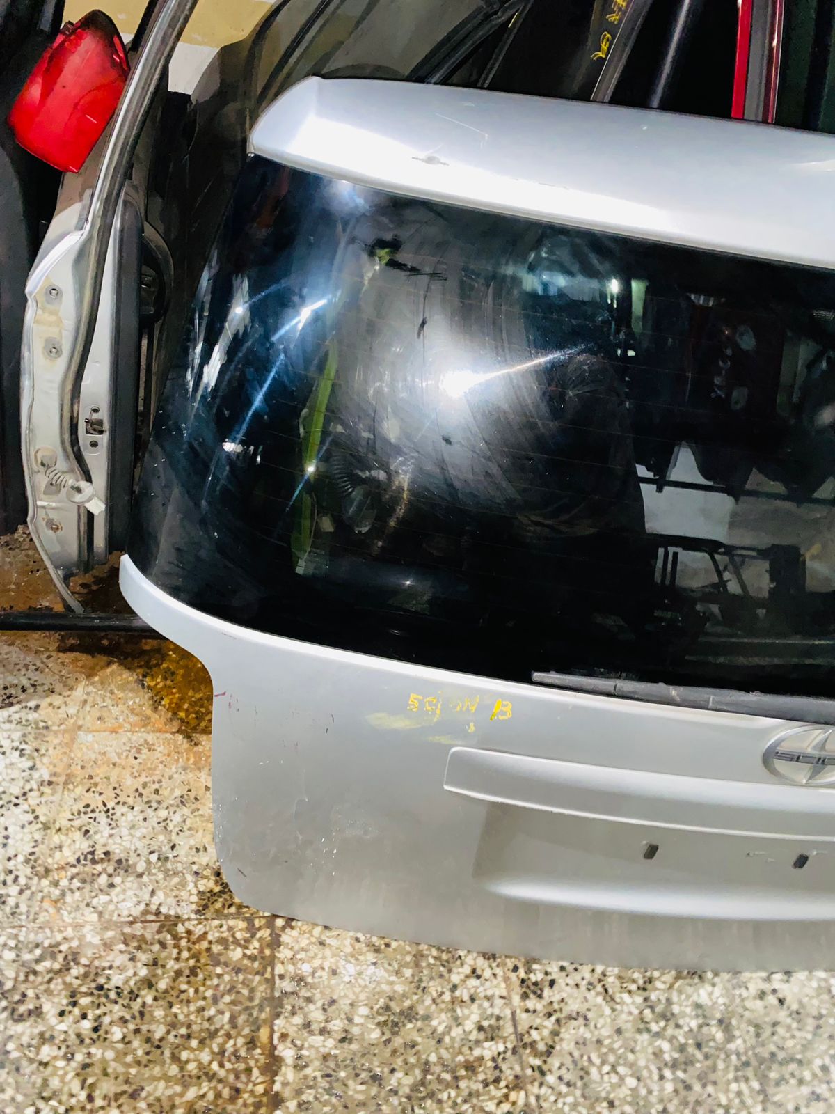 COMPUERTA DE SCION XB 2008 - 2013